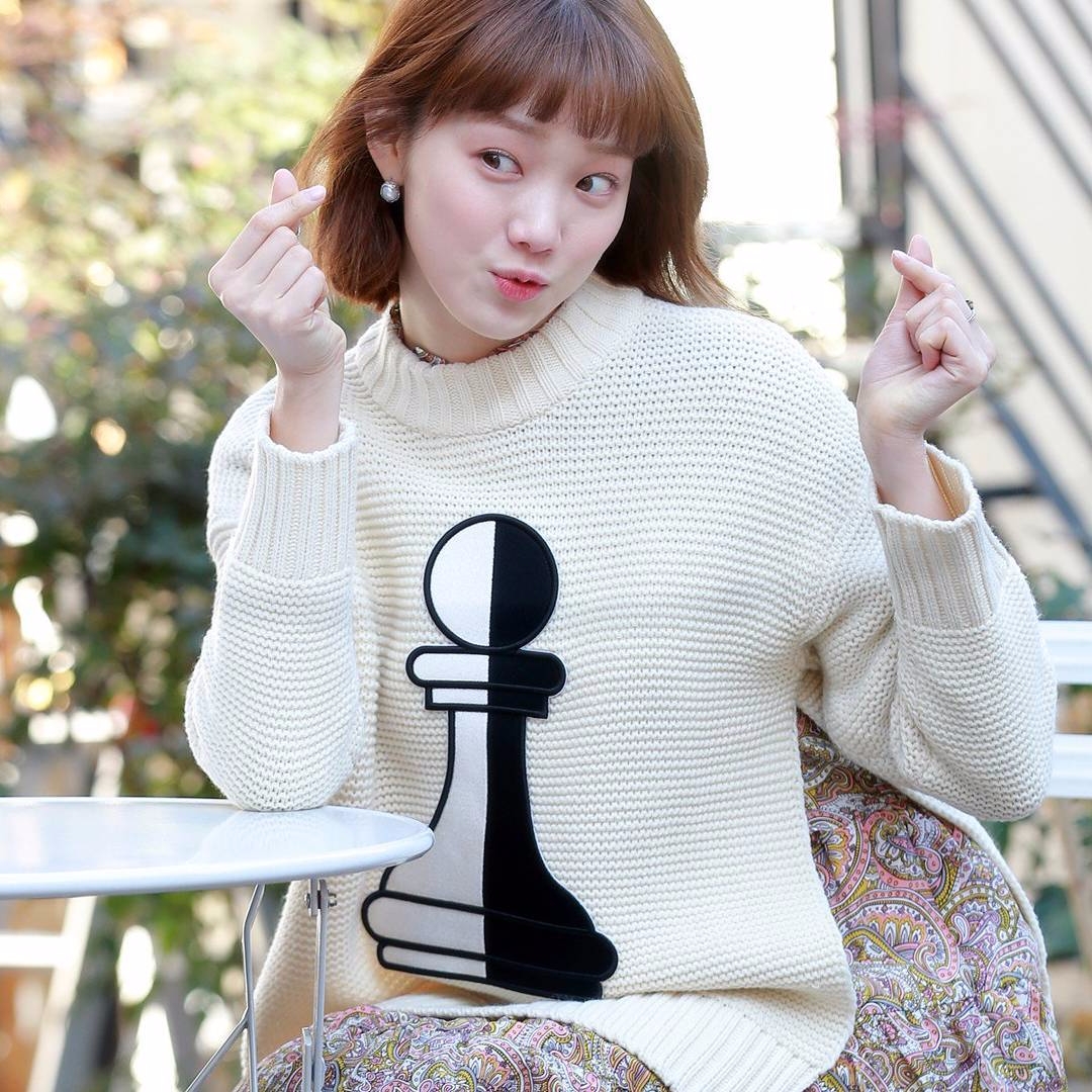 韓國時尚 Icon 李聖經親身示範：休閒中帶點帥氣，正是韓國女生最近大愛的衣著風格！