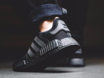 全黑、正白、橘紅！之前讓鞋迷們飲恨的限量純色 COLOR BOOST NMD_R1 - 3月25日 開搶模式再啟動！