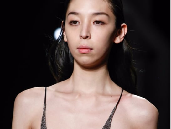 沒有主流的美又如何？這 5 位模特兒證明「醜小鴨」真的能變天鵝！