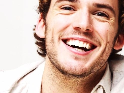 《Me Before You》男神 Sam Claflin 新作《Their Finest》，復古眼鏡文青造型煥然一新！
