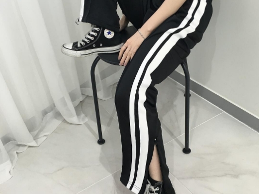 這是姐的小心機！冬天的 Sexy 穿搭就交給「開衩」單品！