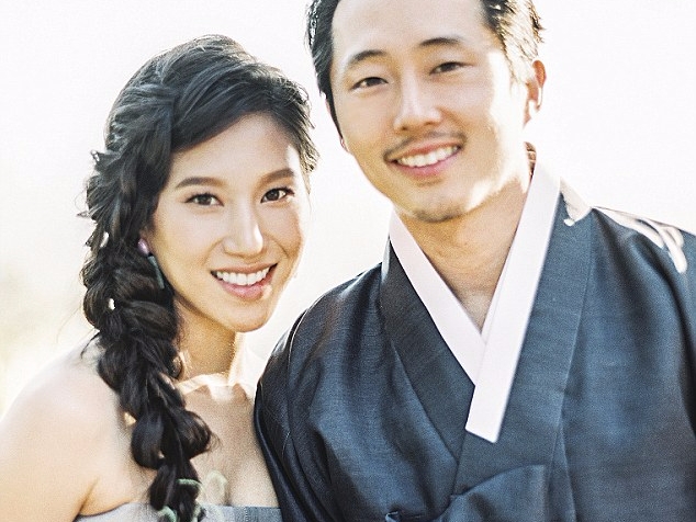 《陰屍路》葛倫結婚照片正式曝光　「史蒂文連」韓服婚禮幸福度破表！