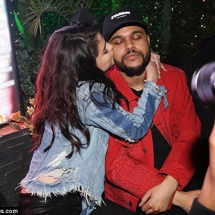 賽琳娜大方公開親吻威肯　尷尬的是前女友貝拉哈蒂德也在場！