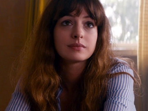 女神大戰怪獸？Anne Hathaway 在新戲《Colossal》中重拾傻大姐角色，必會大放笑彈！