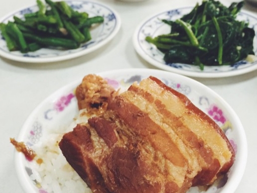 每次都在想吃韓國的五花肉 最霸氣棉花糖融口的控肉飯滴逮丸啦！正港台中人的最愛～不油不膩口齒留香