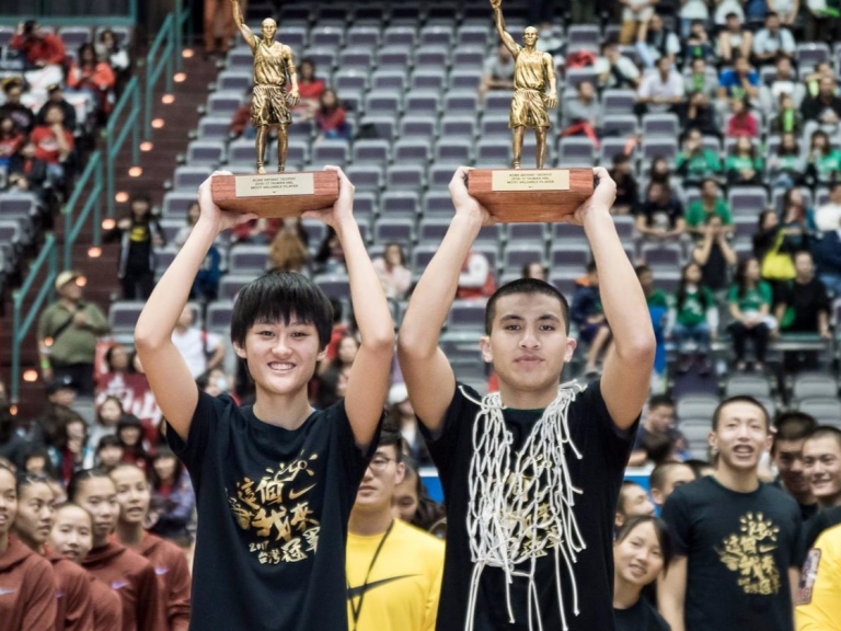 2017年HBL男女籃最有價值球員獎項 「Kobe Bryant Trophy」松山高中高國豪以及普門中學羅培甄拿下
