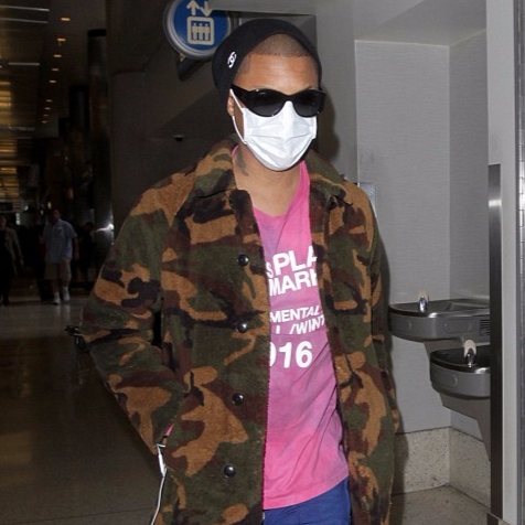 Pharrell Williams 菲董在機場被狗仔拍下　腳上穿上的是現在最有話題性的這一雙！