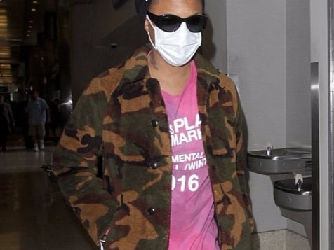 Pharrell Williams 菲董在機場被狗仔拍下　腳上穿上的是現在最有話題性的這一雙！