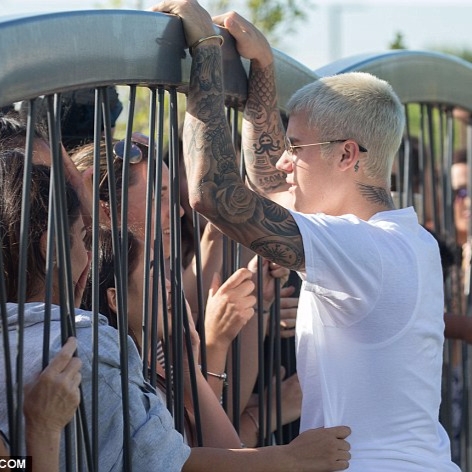 贏過「情敵」威肯成為年度藝人！小賈斯汀心情超好　近距離送福利給女粉絲！