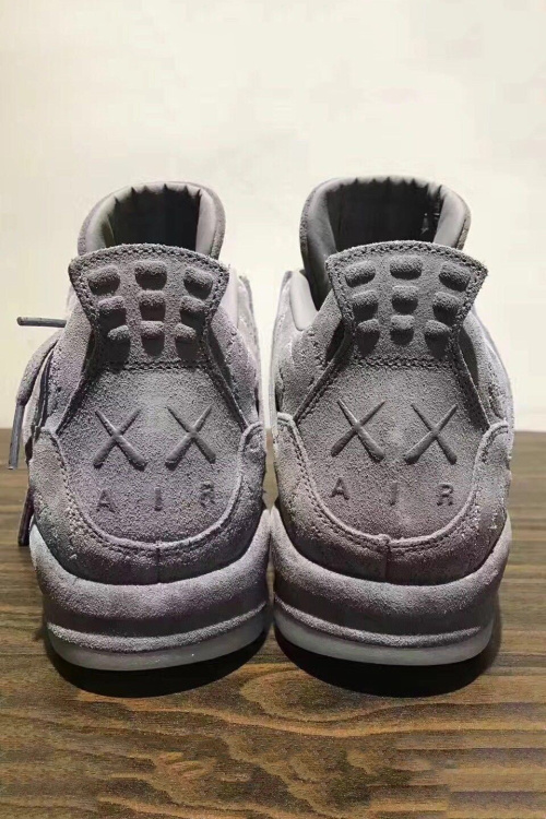 KAWS x Air Jordan 4 搶先著用　就連樣品也在 e-bay 飆到天價了！