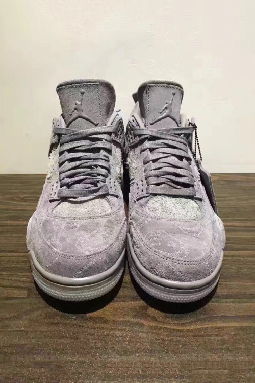 KAWS x Air Jordan 4 搶先著用　就連樣品也在 e-bay 飆到天價了！