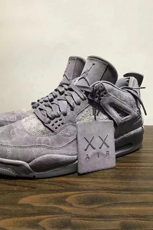 KAWS x Air Jordan 4 搶先著用　就連樣品也在 e-bay 飆到天價了！