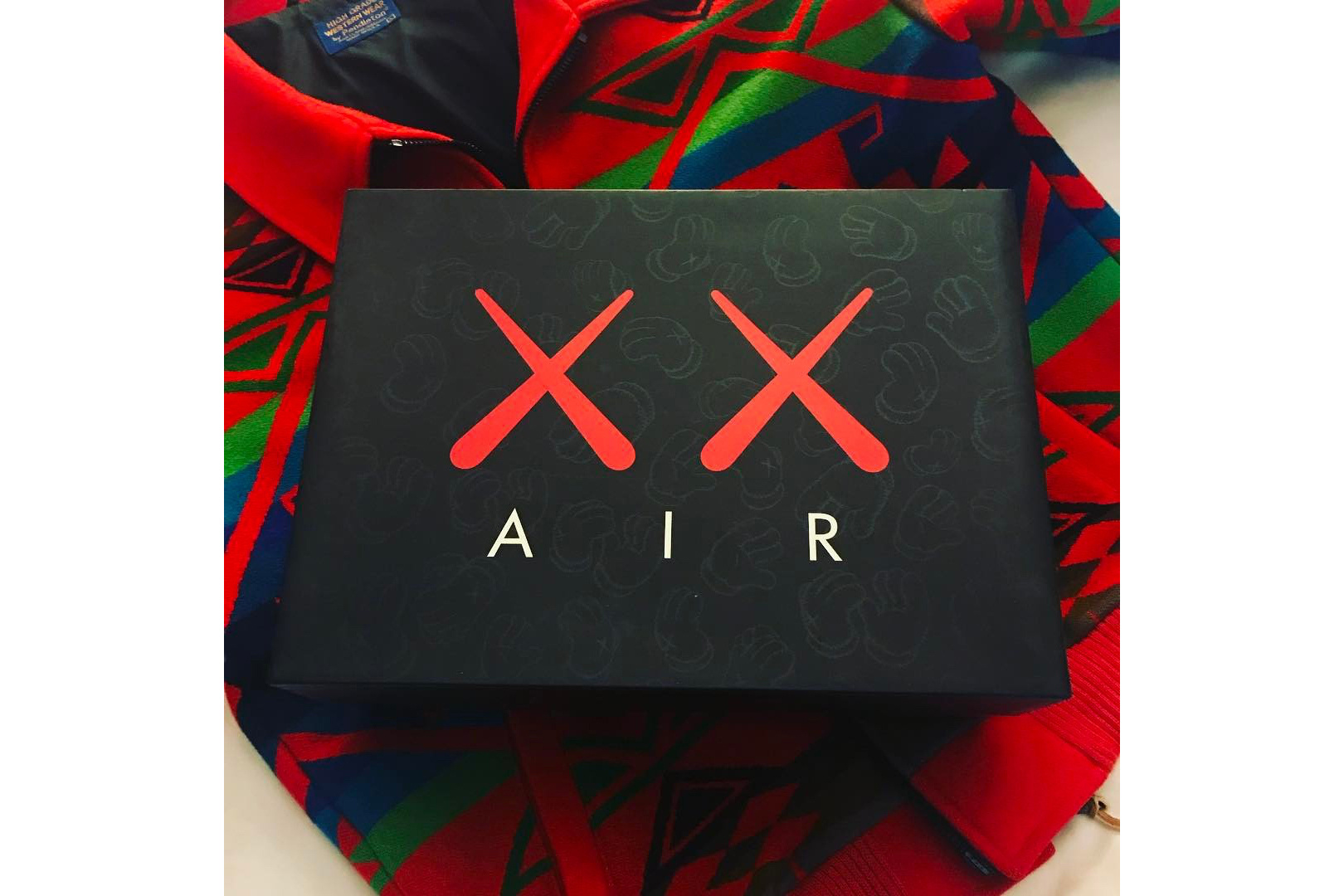 KAWS x Air Jordan 4 搶先著用　就連樣品也在 e-bay 飆到天價了！