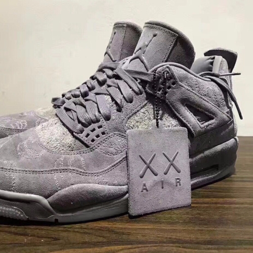 KAWS x Air Jordan 4 搶先著用　就連樣品也在 e-bay 飆到天價了！