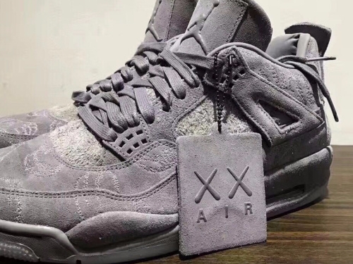 KAWS x Air Jordan 4 搶先著用　就連樣品也在 e-bay 飆到天價了！