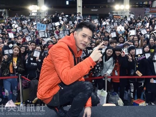 今年最火色系還不知道？該是買件「橘」衣來點亮衣櫥啦