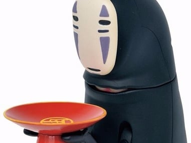 日本推出神隱少女「無臉男」存錢筒　網友笑翻：錢吞進去會變成泥土嗎？