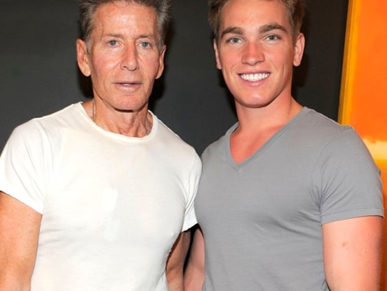 74歲 Calvin Klein 海邊渡假身邊小鮮肉服侍！爺孫戀曝光！