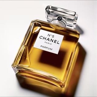 法國女人的時尚哲學：不用香水的女生，沒有將來！她們愛用的 6 款香水，你都集齊了嗎？