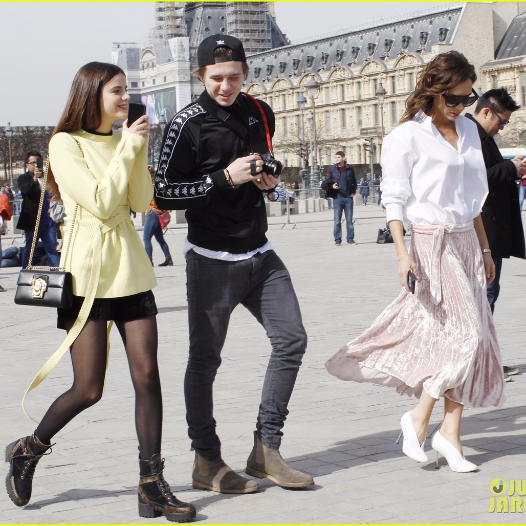 布魯克林陪媽媽維多莉亞遊巴黎  竟帶上法籍前女友陪逛羅浮宮！