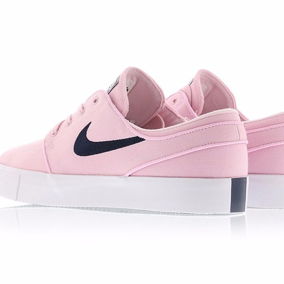 正在尋找一雙粉紅色又易 carry 的運動鞋嗎？Nike 這雙新款是你的不二之選！