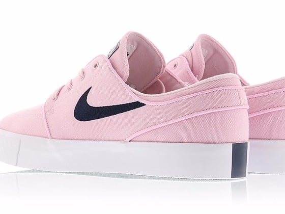 正在尋找一雙粉紅色又易 carry 的運動鞋嗎?Nike 這雙新款是你的不二之選!