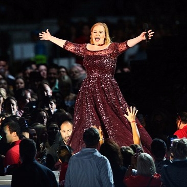 愛黛兒演唱會搗蛋藏在「巨型箱子」進場　出來卻說：我絕不會再玩任何一次！