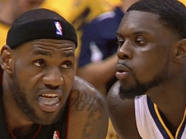 爆笑！「吹耳哥」進攻卻自行滑倒超糗　Lance Stephenson 惡搞影片自嘲！