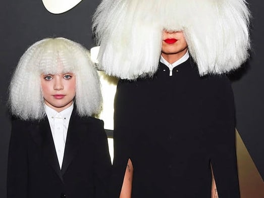 11 歲就被 Sia 用推特私訊！肉胎裝妹 Maddie Ziegler 出書公開跟 Sia 合作經歷