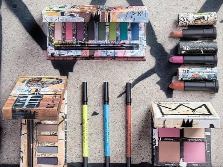 將塗鴉藝術放上化妝品上，會是怎樣的效果？看看 Urban Decay 最新限量版聯乘系列就知道了！
