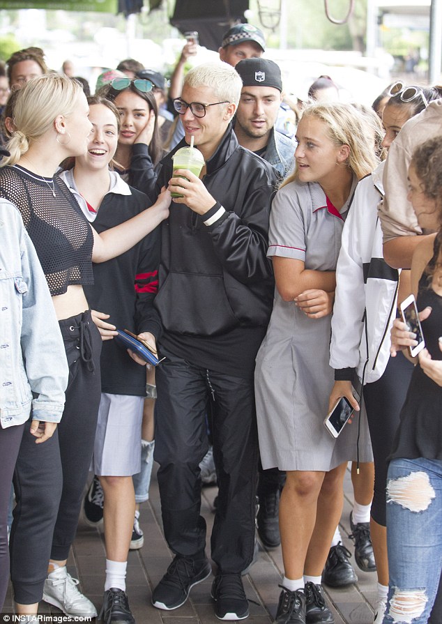 太操勞？小賈斯汀被近拍滿臉爆痘痘　女粉絲依然圍繞著偶像尖叫！