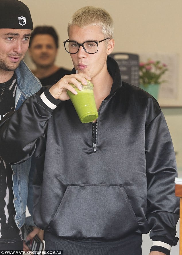 太操勞？小賈斯汀被近拍滿臉爆痘痘　女粉絲依然圍繞著偶像尖叫！