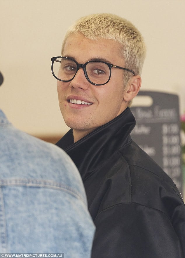 太操勞？小賈斯汀被近拍滿臉爆痘痘　女粉絲依然圍繞著偶像尖叫！