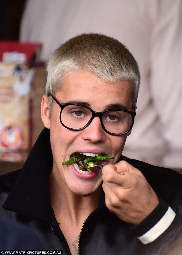 太操勞？小賈斯汀被近拍滿臉爆痘痘　女粉絲依然圍繞著偶像尖叫！