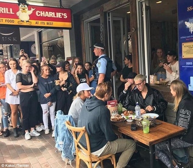 太操勞？小賈斯汀被近拍滿臉爆痘痘　女粉絲依然圍繞著偶像尖叫！