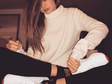 一雙白鞋還你漂漂腿！Gigi、Cara 都在穿的「慵懶運動風」，現在跟上還來的來及！