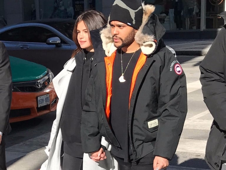 熱戀到見家長了？賽琳娜拜訪男友威肯的加拿大老家　街拍簡直美出新高度！