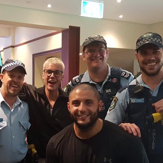 男女通吃！小賈斯汀魅力橫掃澳洲　連警察都忍不住偷偷搶著要合照！