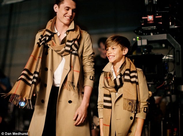 最會賺的 14 歲!羅密歐貝克漢收下「這個」驚人酬勞 加盟 Burberry 最新代言廣告!