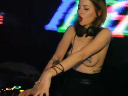 只怕你不看！台南夜店玩很大　女 DJ 直接「上空」沒在怕！