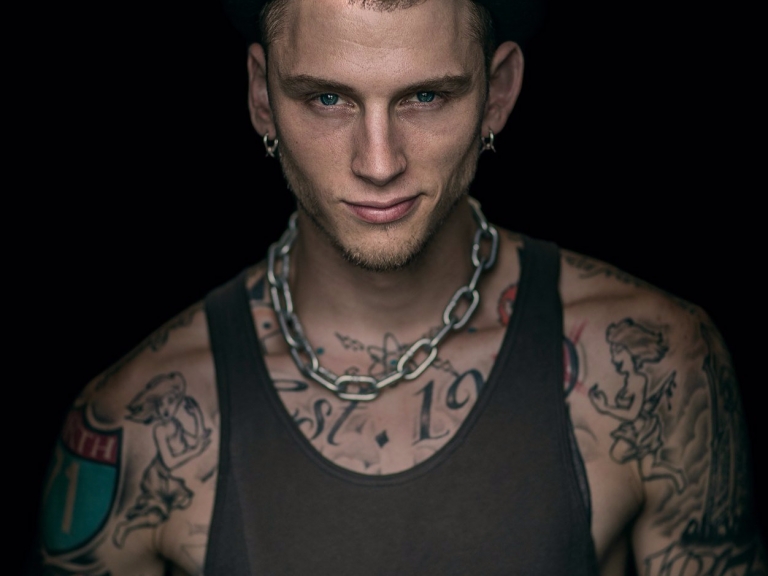 跟卡蜜拉合唱〈Bad Thing〉的刺青男是誰？「MGK」超狂機槍式饒舌你必須認識！