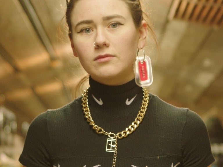 NIKE 包包變背心！澳洲設計師 Alexandra Hackett「玩垃圾」到成為全球紅人