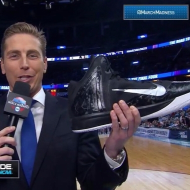 你猜這雙鞋幾公分？！NIKE 重砸 15000 美元開模只為打造出「巨無霸」籃球鞋