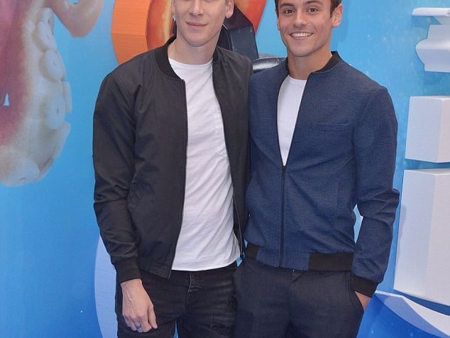 包容度 100%！英國跳水金童 Tom Daley 劈腿醜聞後　男友甜蜜慶祝交往 4 周年！
