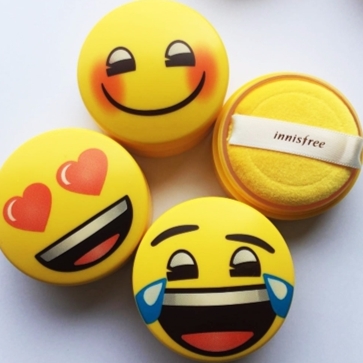 Innisfree 驚喜推出限量「Emoji 版蜜粉」！網友：狂成這樣能不買嗎