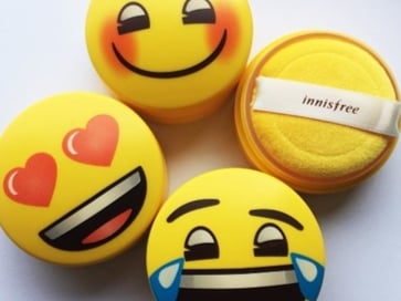 Innisfree 驚喜推出限量「Emoji 版蜜粉」！網友：狂成這樣能不買嗎