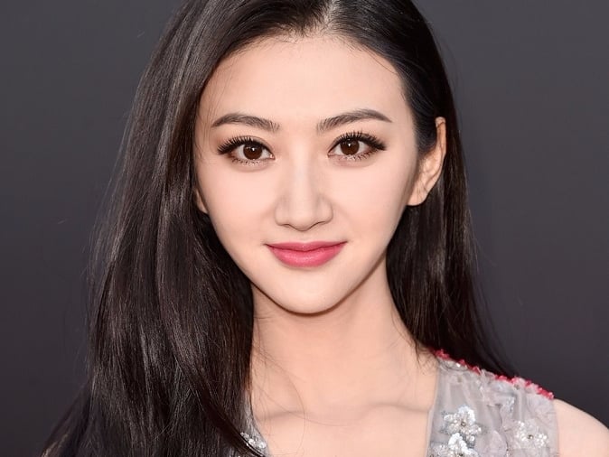 鄉民女神又來了！《環太平洋2》劇組超嗨開慶生趴　網友：忍不住望向景甜...