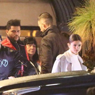 可怕！賽琳娜和威肯情侶合體抵巴西　粉絲瘋狂追車拍窗喊「Selena～」導致大塞車！