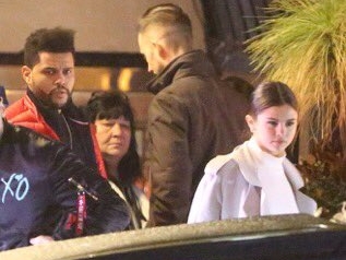 可怕！賽琳娜和威肯情侶合體抵巴西　粉絲瘋狂追車拍窗喊「Selena～」導致大塞車！