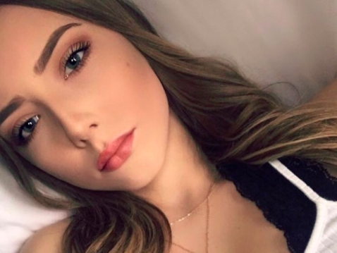 饒舌歌手阿姆的女兒長大了！21 歲的 Hailie 人美、身材辣、頭腦還超好